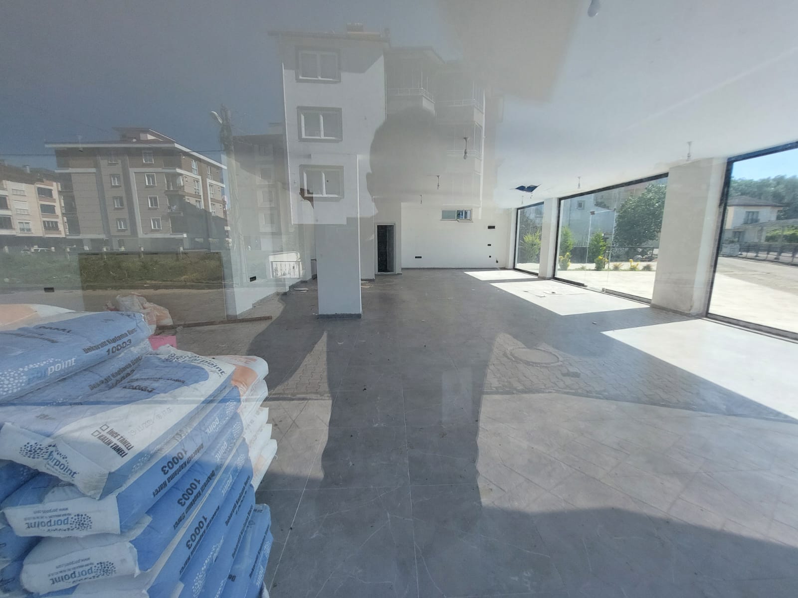 KUMBAŞI MAHALLESİNDE SAHİLE ÇOK YAKIN SATILIK İŞYERİ